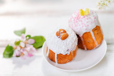 Paskalya tatili kavramı. Elma çiçekli bir tabakta iki süslü paskalya pastasının yakın görüntüsü. Üst Manzara. Boşluğu kopyala.