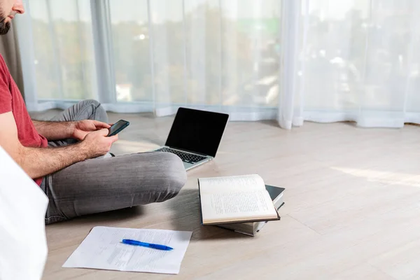 Een Jonge Blanke Man Zit Grond Gebruikt Een Smartphone Vloer — Stockfoto