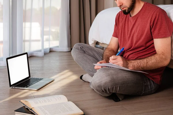 Een Volwassen Man Met Een Baard Zit Gekruiste Benen Vloer — Stockfoto