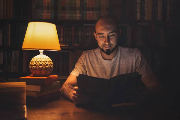 Czytanie Edukacja Mężczyzna Bibliotece Czyta Wieczorem Książkę Przy Świetle Lampy — Zdjęcie stockowe