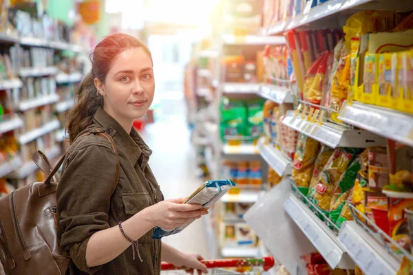 Jeune Jolie Femme Choisit Des Produits Sains Qualité Dans Supermarché — Photo