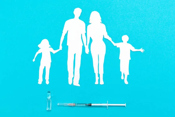 Концепція Вакцинації Захисту Від Вірусу Covid Силует Родини Вирізьблений Паперу — стокове фото
