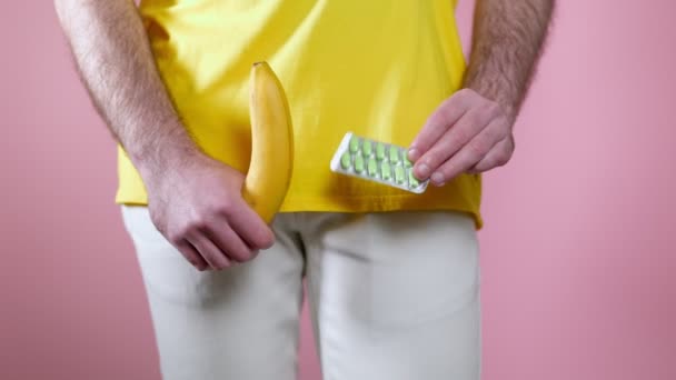 Impotência Homem Segura Uma Banana Mão Nível Dos Órgãos Genitais — Vídeo de Stock