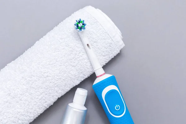 Electric Toothbrush Toothpaste White Towel Gray Background Flat Lay Concept — Stock Photo, Image