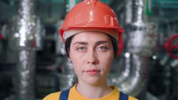 Portret Młodej Inżynierki Stojącej Sali Produkcyjnej Patrzącej Zamknij Drzwi Odsuwam — Wideo stockowe