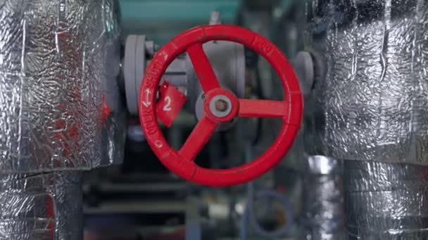 Промисловість Виробництво Срібні Труби Червоним Клапаном Крупним Планом Вилучення Фотоапарата — стокове відео