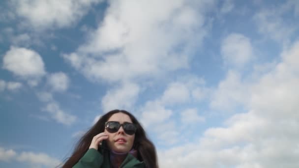 Une Femme Brune Sérieuse Avec Des Lunettes Noires Passe Coup — Video