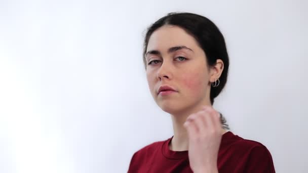 Retrato Una Joven Mujer Triste Mostrando Enrojecimiento Las Mejillas Con — Vídeos de Stock