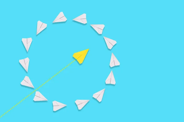 Ein Gelbes Papierflugzeug Fliegt Durch Einen Kreis Weißer Flugzeuge Blauer — Stockfoto