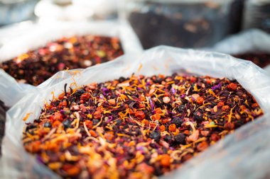 Markette ağırlıkla satılan bitkilerle siyah çay. Yakın plan...