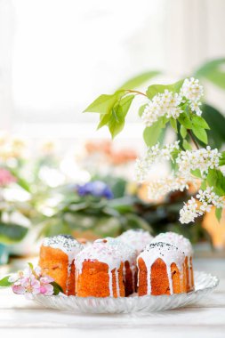 Elma çiçekli bir grup süslü Paskalya pastası. Arka planda bitkiler ve çiçekler. Paskalya Bayramı. Dikey oryantasyon. Boşluğu kopyala.