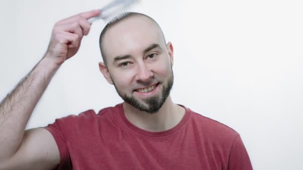 Portret Van Een Jonge Lachende Man Met Een Baard Kamt — Stockvideo