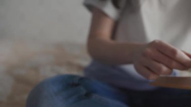 Bir kadının elleri bir kitabın sayfalarını çevirir. Kapatın. Çerçevenin soldan sağa hareketi. Dünya Kitap Günü konsepti.