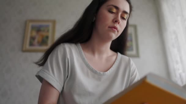 Edukacja Młoda Kobieta Trzyma Czyta Książkę Ziewa Nudną Lekturą Ruch — Wideo stockowe