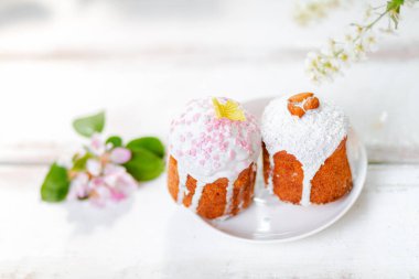 Paskalya tatili. Elma çiçekli bir tabakta iki süslü paskalya pastası. Üst Manzara. Boşluğu kopyala.