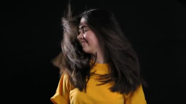 Een Jonge Glimlachende Vrouw Draait Haar Hoofd Verschillende Richtingen Haar — Stockvideo