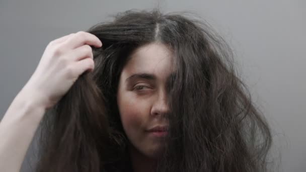 Mujer Rasca Fuertemente Cabeza Con Las Manos Cabello Oscuro Desaliñado — Vídeos de Stock