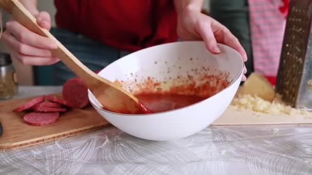 Домашня Кухня Жінка Змішує Соус Ложкою Руки Стіл Крупним Планом — стокове відео