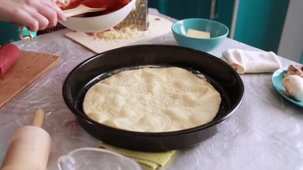 Evde Yemek Pişirmek Bir Kadın Pizzaya Kaşıkla Sos Sürer Yakın — Stok video