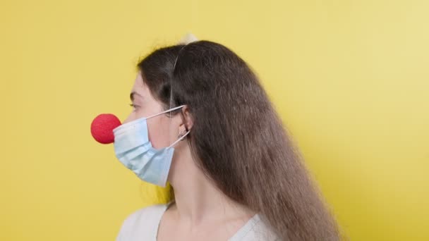 Uma Jovem Mulher Uma Máscara Protetora Com Nariz Vermelho Falso — Vídeo de Stock