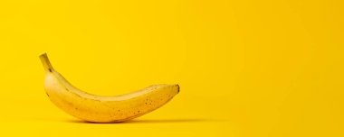 Sarı arka planda sarı muz. Uzayı kopyala Pankart.