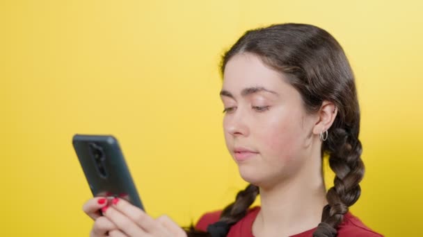 Seorang Wanita Muda Mengetik Smartphone Latar Belakang Kuning Konsep Jaringan — Stok Video