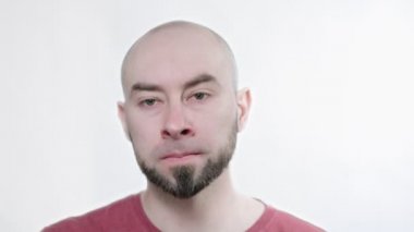 Kötü kokuya karşı burnunu tutan kel sakallı bir adamın portresi. Beyaz arkaplan.