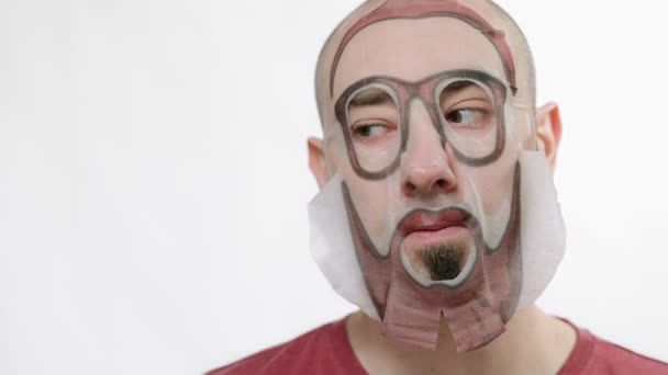 Retrato Close Homem Com Uma Máscara Hidratante Tecido Seu Rosto — Vídeo de Stock