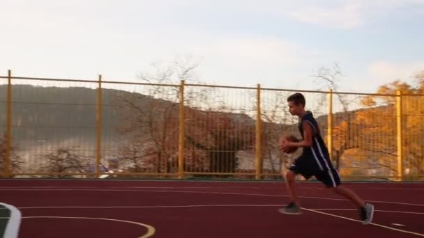 Sport Basketbal Mladý Teenager Modré Teplákové Soupravě Vede Míč Pak — Stock video