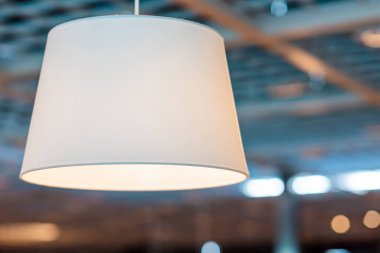 Işık saçan açık renkli bir lambanın yakın plan görüntüsü.