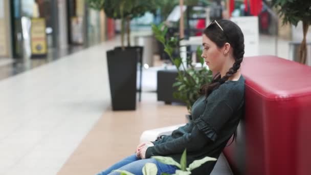 Μια Νεαρή Ανυπόμονη Γυναίκα Κάθεται Έναν Καναπέ Και Κρατά Μια — Αρχείο Βίντεο