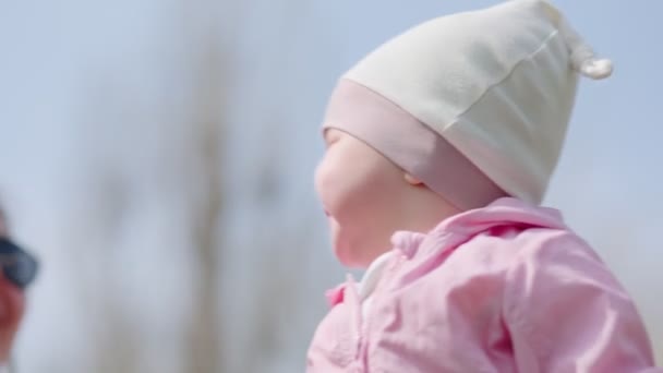 Niño Sonriendo Madre Abrazo Mamá Besa Abraza Bebé Vista Desde — Vídeo de stock