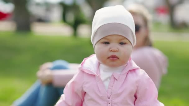 Bebé Mira Cámara Vuelta Dirige Madre Abrazo Vista Desde Ángulo — Vídeos de Stock