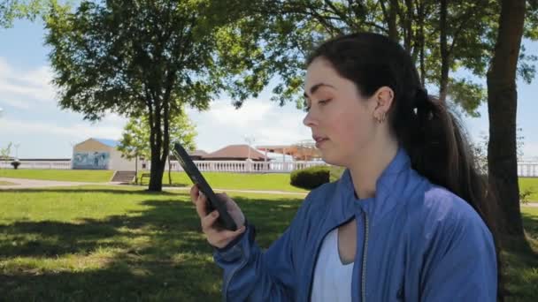 Portrait Young Caucasian Woman Actively Viewing News Internet Her Cellphone — Video Stock