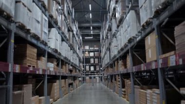 Geniş bir depo manzarası, aşağıdan yukarıya doğru. Hiç kimse. Kapalı.