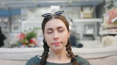 Kameraya doğru eğilip ona bakan beyaz, güzel bir kadının portresi. Gerçek zamanlı..