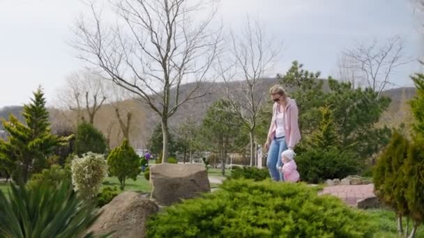 Een Moeder Loopt Met Haar Kleine Baby Het Park Houdt — Stockvideo