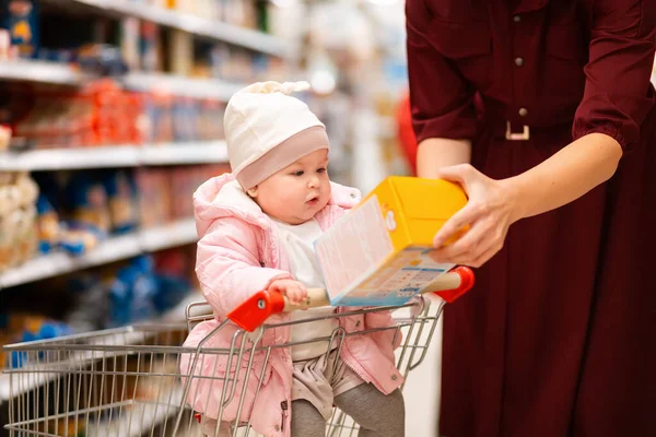 Compras Familiares Bebê Bonito Sentado Carrinho Compras Olhando Para Produto — Fotografia de Stock