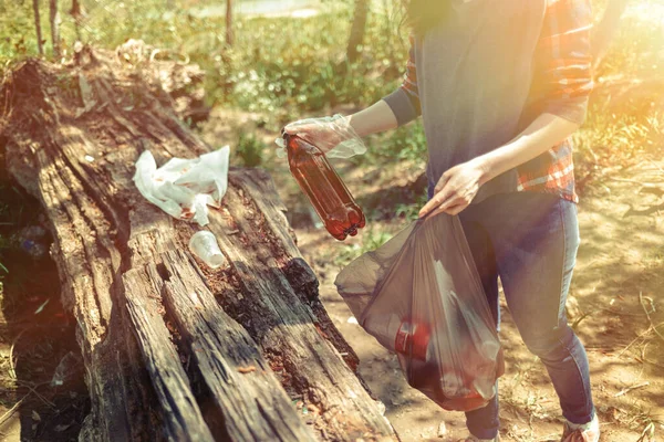 Egy Fiatal Önkéntes Szemetet Gyűjt Erdőben Beteszi Műanyag Üveget Szemeteszsákba — Stock Fotó