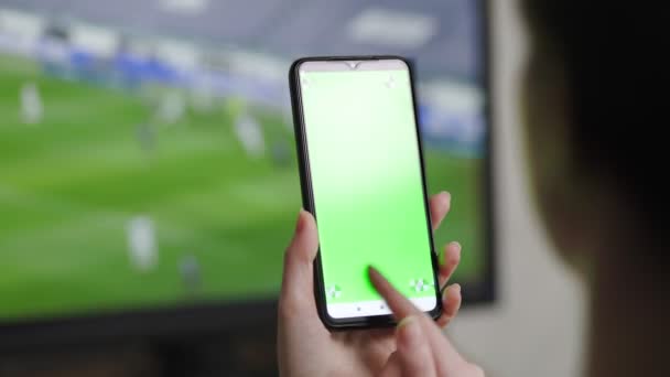 Yeşil Ekranlı Akıllı Telefon Kullanan Bir Kadın Arka Planda Futbol — Stok video
