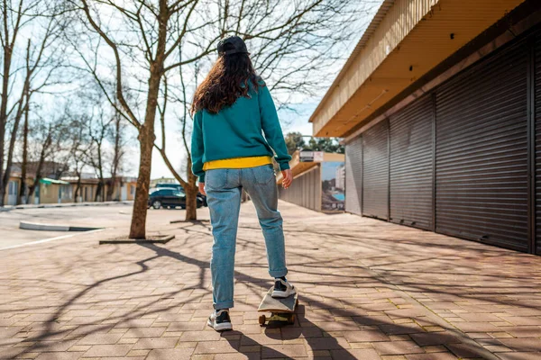 Jonge Mooie Blanke Vrouw Rijdt Een Skateboard Het Uitzicht Vanaf — Stockfoto