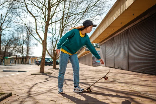 Mladá Krásná Běloška Shýbne Pro Skateboard Pozadí Ulice Stromy Koncept — Stock fotografie