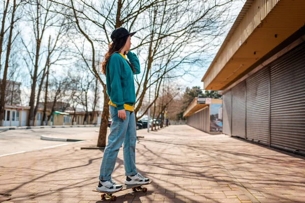 Una Joven Hipster Caucásica Cabalga Por Calle Monopatín Fondo Callejón — Foto de Stock