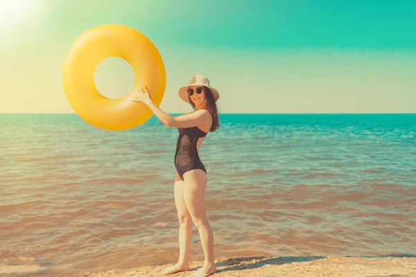 Joven Mujer Delgada Con Gafas Sombrero Está Sosteniendo Sus Manos — Foto de Stock