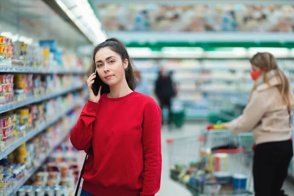 Uma Jovem Caucasiana Está Falar Telefone Num Supermercado Conceito Consumo — Fotografia de Stock