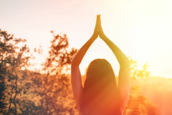 Femme Coucher Soleil Faisant Yoga Dans Forêt Été Concept Fitness — Photo