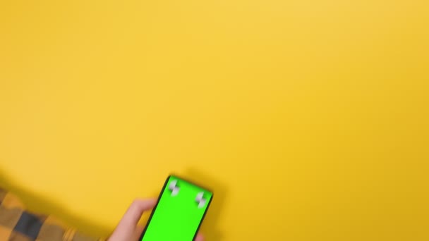 Man Hand Met Een Mobiele Telefoon Met Verticaal Groen Chroma — Stockvideo