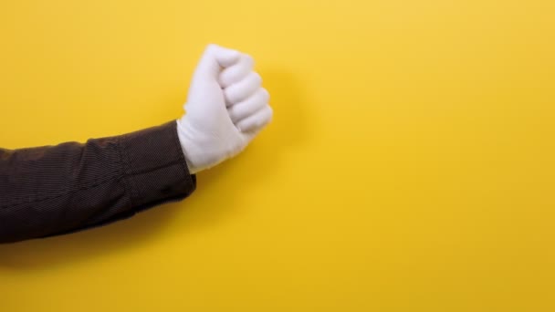 Mužská ruka v bílé rukavici ukazuje na tři virtuální body. Žluté pozadí. Zavřít. Obchodní koncept.