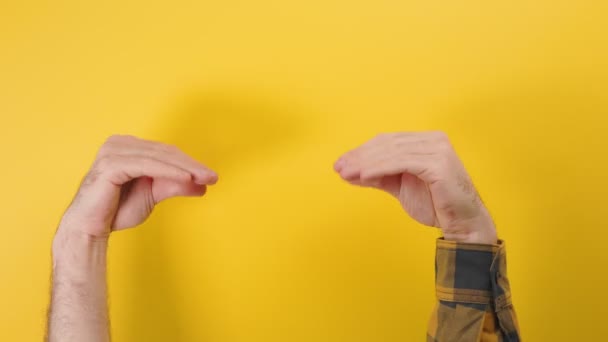 Két Férfi Keze Szórakoztatóan Csevegett Egymással Megszemélyesítve Beszélgetőtársakat Sárga Háttér — Stock videók