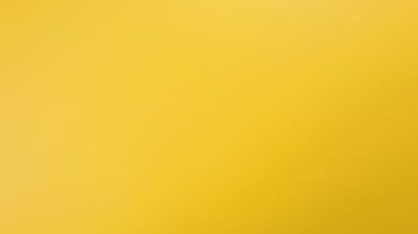 Tıklatma hareketi. Bir adamın eli aşağıdan belirir ve sanal arayüzün üzerine parmağını bastırır. Kapatın. Arayüz kavramı